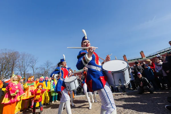 Show de bateristas no festival engraçado XVI em São Petersburgo — Fotografia de Stock