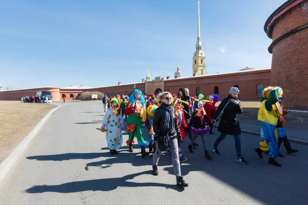 Bohócok a vicces fesztivál Xvi-Petersburg felvonulása — Stock Fotó