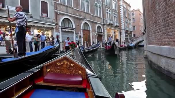 Wandeling langs de grachten in een gondel in Venetië — Stockvideo