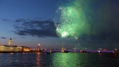 Firework.Rostral sütunlar, Palace bridge, Peter ve Paul fortress. Saint-Petersburg