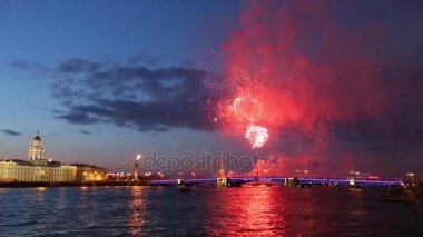 Firework.Rostral sütunlar, Palace bridge, Peter ve Paul fortress. Saint-Petersburg