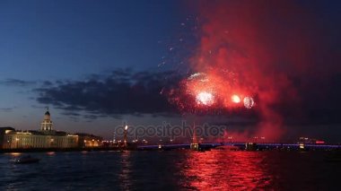 Firework.Rostral sütunlar, Palace bridge, Peter ve Paul fortress. Saint-Petersburg