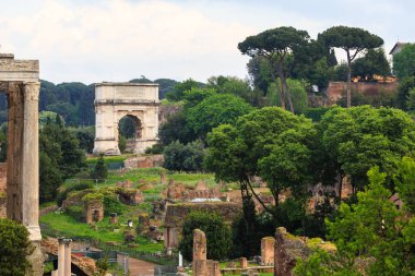 Titus üzerinde ikonik Arch Via Sacra Roma Forumu