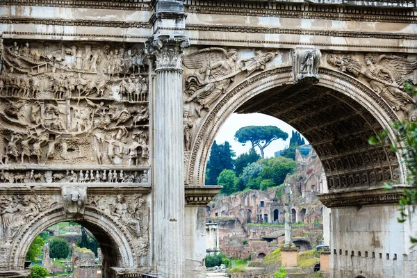 View of Roman Forum through iconic Arch of Titus on the Via Sacra — Stock Photo, Image