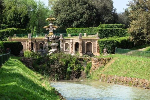 ジリオを介してアウレリア アンティカにドーリア パンフィーリ公園の噴水から水シャネル — ストック写真