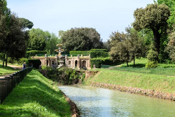 Canela de agua de la fuente Giglio en Villa Doria Pamphili en Via Aurelia Antica —  Fotos de Stock