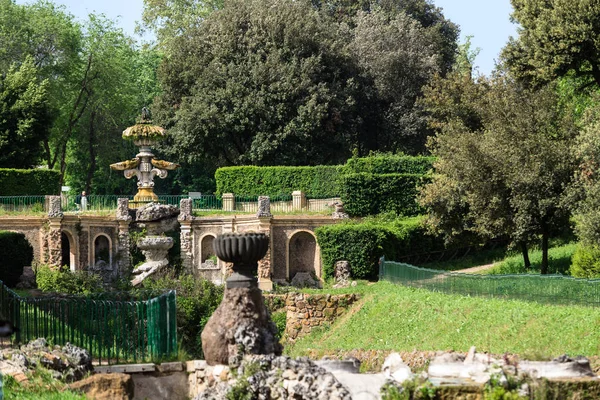 ジリオを介してアウレリア アンティカにドーリア パンフィーリ公園の噴水から水シャネル — ストック写真