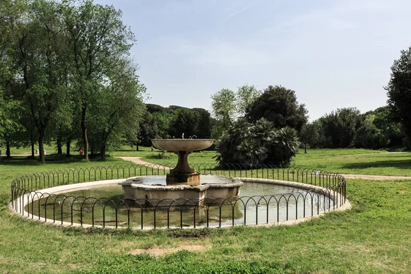 Una de las fuentes en Villa Doria Pamphili en la Via Aurelia Antica —  Fotos de Stock