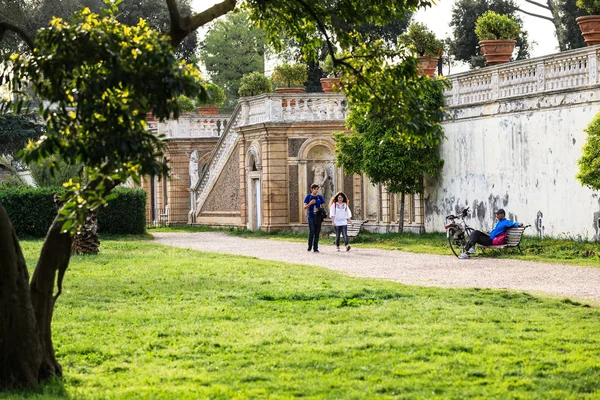 Visitors of villa Doria Pamphili at the Via Aurelia Antica, Rome, Italy — Stock Photo, Image