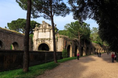 İnsanlar Aurelia Antica Caddesi üzerinde Antik Roma etrafına Aurelian duvar boyunca yürür