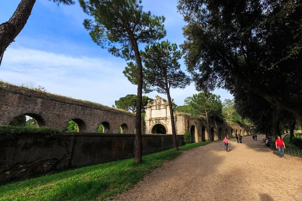 People walks along Aurelian wall around Ancient Rome on Aurelia Antica street — Stock Photo, Image