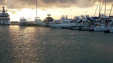 Lüks Yatlar ve olimpik halka Sochi Port, günbatımı, bulutlar, sakin deniz hızlı
