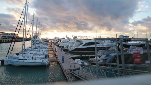 Reihe von Luxusyachten im Hafen von Sotschi, Sonnenuntergang. "Kein Hausfriedensbruch" am Eingang — Stockvideo