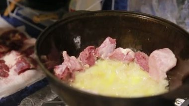 Pilav, et kazan Kettle duvar boyunca içine koyarak shef pişirmek başlangıç