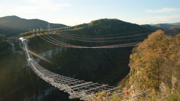 Benzersiz Skypark Aj Hackett Soçi, Mzımta Nehri vadisinde Ahshtyrskaya gorge — Stok video