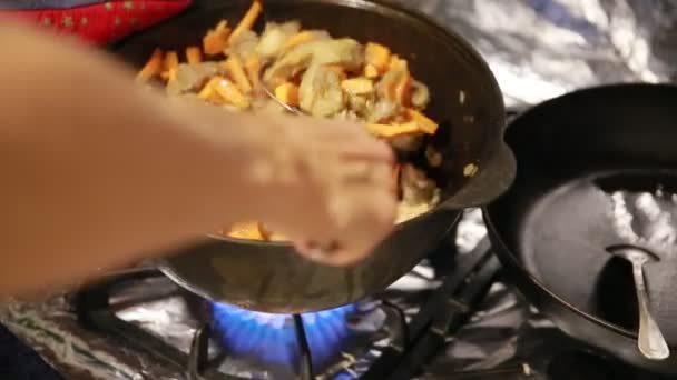 Comenzando a cocinar el pilaf, el chef revuelve la carne con zanahorias en una tetera de hierro fundido — Vídeo de stock