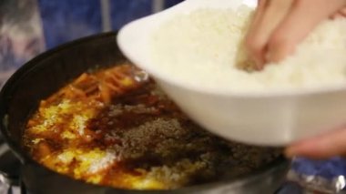 Pişirme pilav, shef beyaz pirinç döküm çaydanlık ekler.