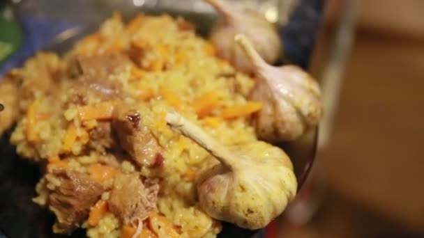 Pilaf está listo, el chef pone un bol con pilau en la mesa de la cena — Vídeo de stock