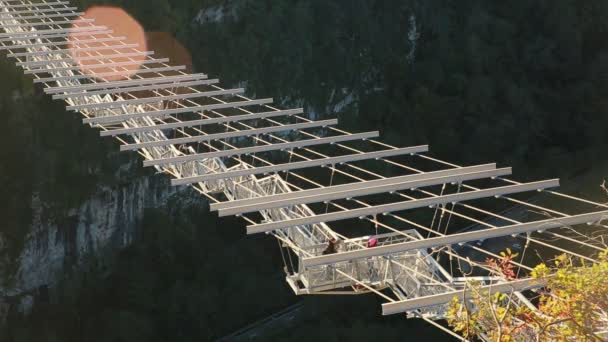 Unikalne Skypark Aj Hackett Soczi, wąwóz Ahshtyrskaya, w dolinie rzeki Mzymta — Wideo stockowe