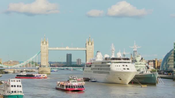 ロンドンの象徴的なランドマーク タワー ブリッジを撮影日光を確立します。川輸送 — ストック動画