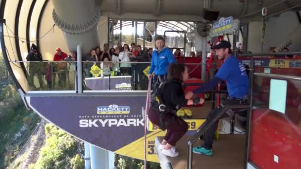 Женщины прыгают с 69 метров в высоту, медленное движение, уникальный SKYPARK Эй Джей Хакетт Сочи — стоковое видео