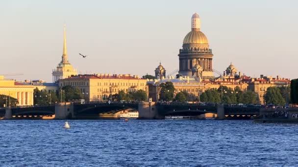 Admirality spire, trafffic on Palace Bridge, Saint Isaaks Cathedral, riverside — Stock Video