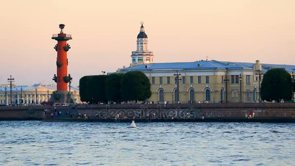 Människor promenera längs banvallen av pilar av ön Vasilievsky, Sankt Petersburg — Stockvideo