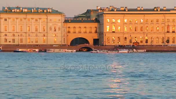 Vista ribeirinha do Palácio de Inverno, ranhura de Inverno, hora do pôr-do-sol. São Petersburgo — Vídeo de Stock