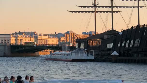 Ресторан "Летучий голландец" с летней террасой на воде, Биржевой мост — стоковое видео