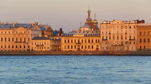 Vista de las cúpulas de la Iglesia del Salvador sobre la Sangre, Palacio Novomikhaylovsky — Vídeos de Stock