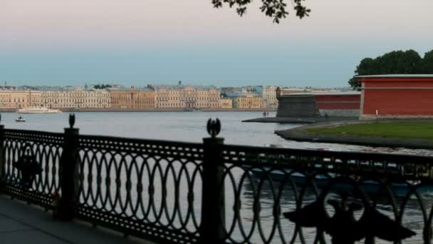 The Peter and Paul Fortress, fence embankment with the Russian coat of arms — Stock Video