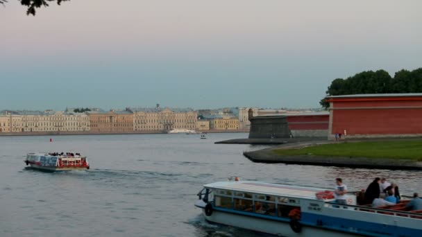 Петропавловская крепость, остров Заячий, туристические лодки пересекают реку Неву — стоковое видео