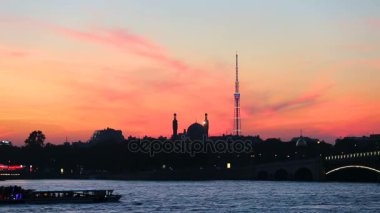 Saint-Petersburg katedral cami ve televizyon kulesi silueti
