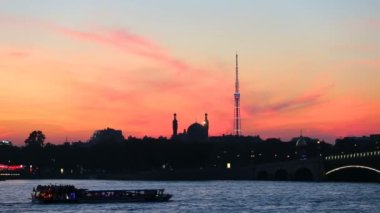 Saint-Petersburg katedral cami ve televizyon kulesi silueti