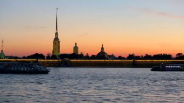 Peter ve Paul fortress karşı batan güneşin zemin aydınlatma