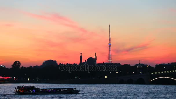 Silhouette der St. Petersburger Dommoschee und des Fernsehturms — Stockvideo