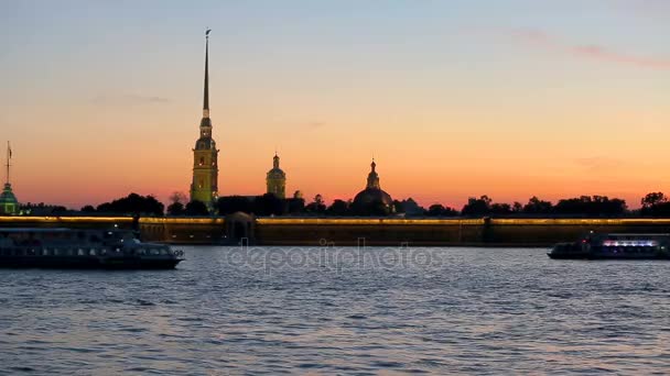 Illumination of Peter and Paul fortress against the backdrop of the setting sun — Stock Video