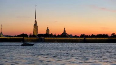 Peter ve Paul fortress karşı batan güneşin zemin aydınlatma