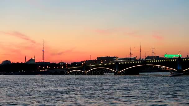 Троицкий мост, Санкт-Петербургская соборная мечеть и телебашня. сумерки — стоковое видео