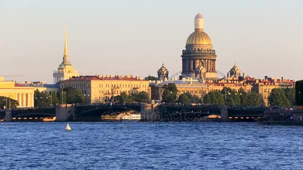 Admirality spire, Palace Bridge, emberek mászni szempontból Saint Isaacs székesegyház — Stock videók