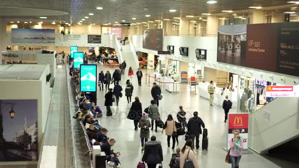 Bored passangers are waiting for boarding siting opposit gates on New Years Eve — Stock Video