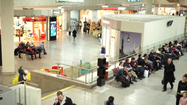 Gelangweilte Passagiere warten an Silvester auf das Boarding — Stockvideo
