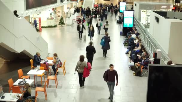 Yolcular vakit geçirmek Havaalanı kafede otururken, diğerleri yatılı için acele — Stok video