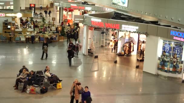 Los pasajeros pasan tiempo sentados en la cafetería del aeropuerto, otros se apresuran a abordar — Vídeos de Stock