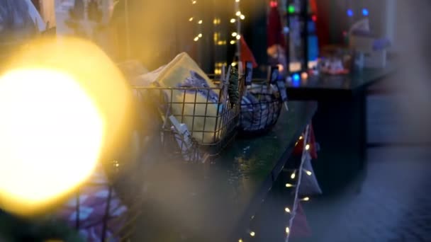 Vista do balcão da Feira de Ano Novo através das luzes de guirlandas — Vídeo de Stock