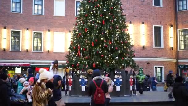 Feira de Natal no quintal do edifício redondo Butylka, véspera de Ano Novo no centro — Vídeo de Stock