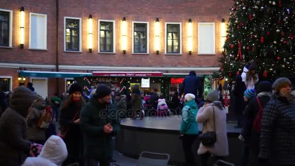 Рождественская ярмарка во дворе круглого здания Бутылка, канун Нового года в центре — стоковое видео