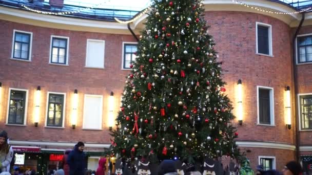 Fiera di Natale nel cortile di edificio rotondo Butylka, vigilia di Capodanno nel centro — Video Stock