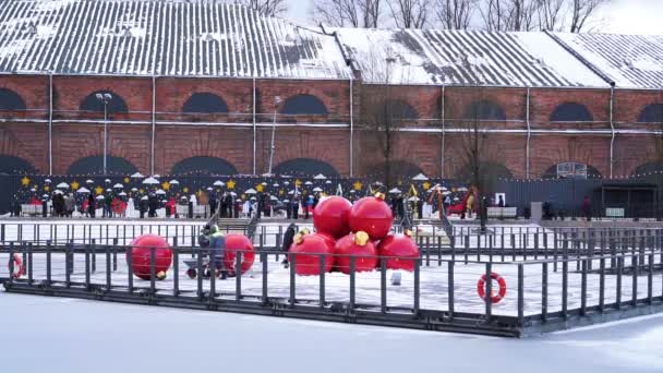 Kerstversiering - gigantische rode ballen in entertainment ruimte op New Holland — Stockvideo