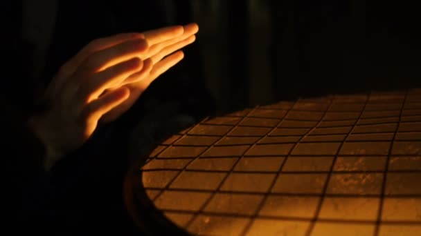 Personer värma händerna nära gatan spis, Slowmotion — Stockvideo